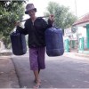 Salah seorang penjual air di desa Simpangjaya.